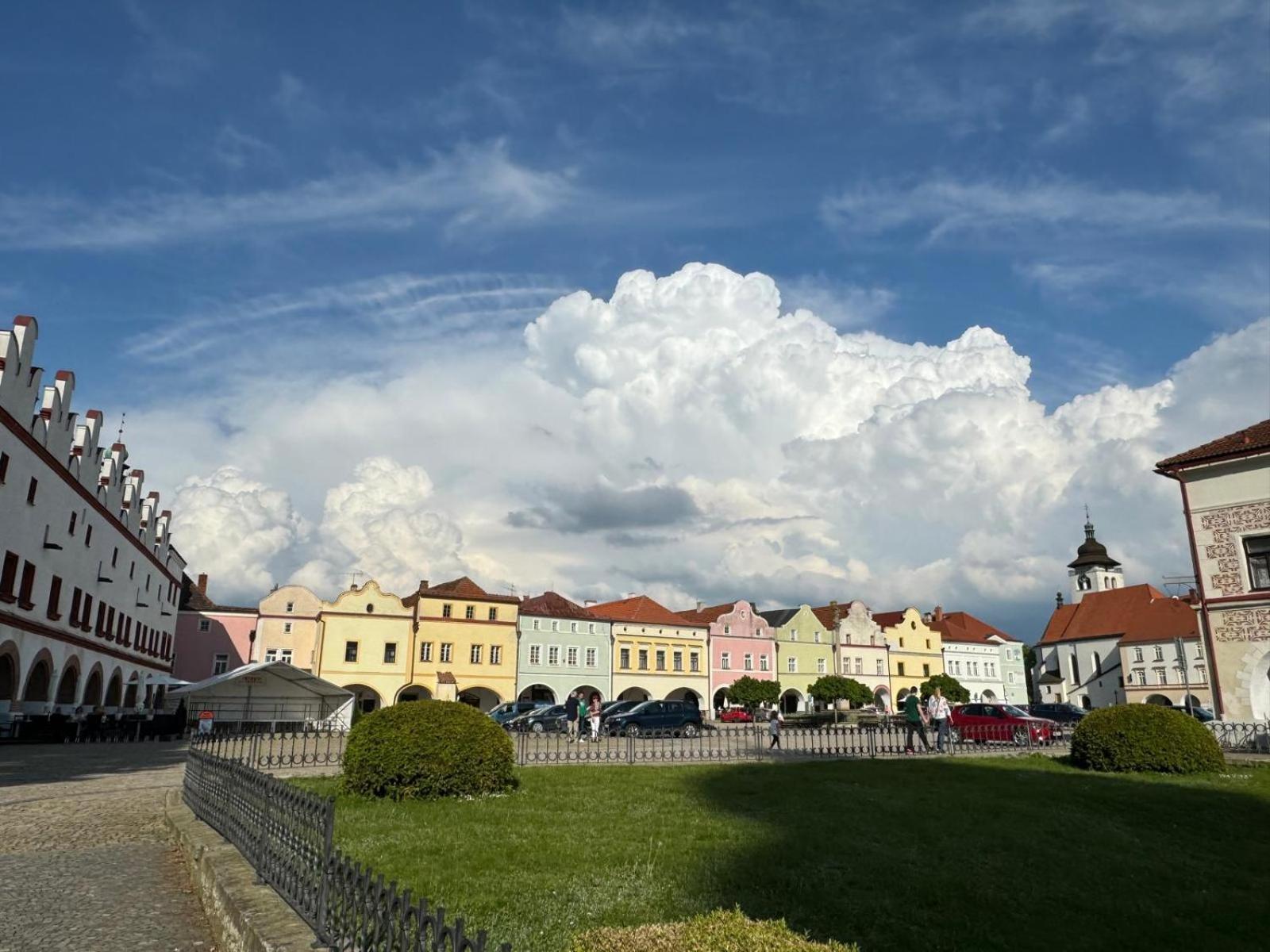 Апарт готель Tkalcovna U Zlateho Potoka Dobrany  Екстер'єр фото